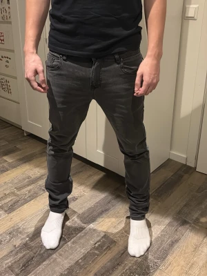 Mörkgrå slim jeansbyxor - Säljer ett par mörkgrå jeansbyxor med slim passform. Storlek 30/32. 