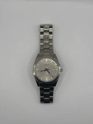 Tissot Gentleman - Märke: Tissot • Modell: Gentleman • Urtavla: Silverfärgad • Nypris: 6 699 kr • Pris: 3 999 kr • Skick: Använd med normalt slitage, fortsatt i gott skick • Tillbehör: Originalbox, certifikat och samtliga handlingar medföljer  Vid seriöst intresse, vänligen kontakta mig via meddelande.       
