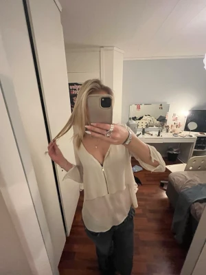 Vit blus från NAKD - Fin vit blus från NAKD! Säljs då den inte kommer till användning💘