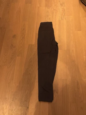 Kostymbyxor - Kostymbyxor med en tillhörande kavaj i profilen.