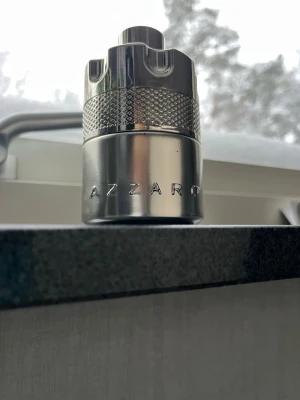 Azzaro parfym för unga - Stilren parfym från Azzaro med en modern och cool design. Perfekt för dig som vill sticka ut och addera en exklusiv touch till din stil.