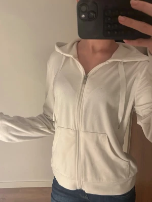Vit mysig kofta - Jättefin inte mycket använd och i superbra skick!