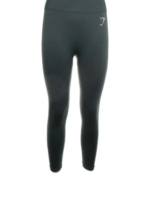 Gröna vital leggings från Gymshark stl. S - Säljer ett par gröna leggings från Gymshark med diskret logga fram och bak. De har hög midja och är tillverkade i ett stretchigt syntetmaterial som sitter tight och bekvämt. Perfekta för gymmet eller andra träningspass.