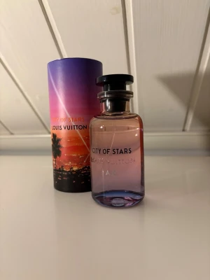 Louis Vuitton City of Stars - Säljer nu splitt på Louis Vuitton City of Stars. Storlekarna som finns är 2,3,5 ml men 10 och 30 går även att lösas. Frakt kan lösas privat eller via plick. Priser||109|149|199| Skriv vid minsta lilla fundering🙌           🚨Denna parfym kommer bli discontinued så passa på att prova så ni hinner köpa innan den försvinner. 