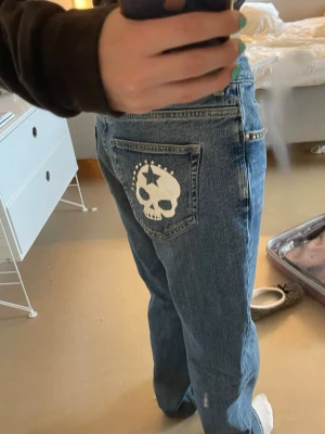 Raka jeans med stenar - unika Raka  jeans med målad döskalle på bakfickan och stenar från weekday 🥰. I mycket fint skick👌ord pris:ca600kr