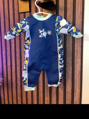 UV Dräkt SPF 50+ storlek 68 - UV dräkt som tål SPF 50+, perfekt för den varma dagen, storlek 68. Aldrig använd 