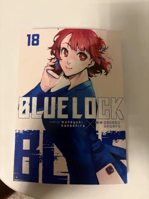 Blue Lock volume 18 - Blue Lock 18 är en spännande manga om fotboll, rivalitet och drömmar. Perfekt för dig som gillar intensiva sportberättelser och coola karaktärer. Följ med när spelarna utmanar sig själva och varandra för att nå toppen. En riktig bladvändare för unga vuxna!