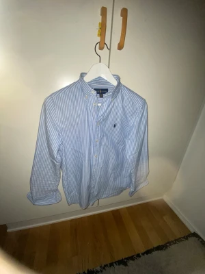 Blårandig skjorta från Ralph Lauren - Snygg blårandig skjorta med en svart logga