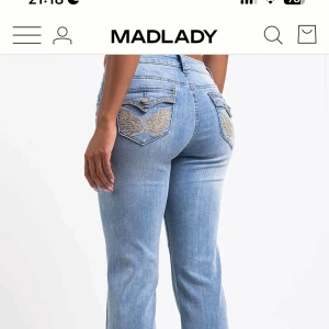 Ljusblå jeans med broderade fickor Madlady - Säljer ett par ljusblå jeans från madlady i storlek 36, tall som är helt nya aldrig använda, dom kom aldrig till användning, säljer för 600kr, nypris 799                     Finns i Göteborg