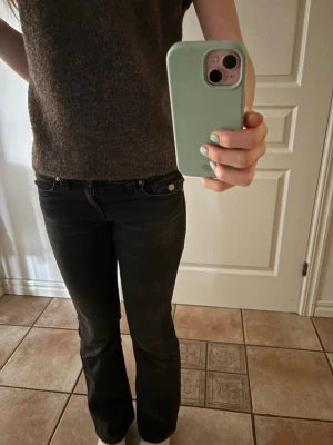 Svarta bootcut jeans med låg midja - PRISET KAN DISKUTERAS‼️‼️ Säljer ett par svarta jeans med låg midja och bootcut passform. I storlek 158. Jeansen ser mer utsvängda ut i verkligenheten är vad det ser ut som på bilderna. 