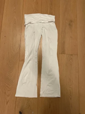 Yoga pants  - Vita yoga pants från gina young. Strl 146. Jättesköna och passar till vardags men också som mjukisbyxor. Använda några få gånger💕