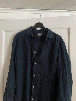 Linne skjorta från Hm - Linne skjorta från Hm som inte kommer till användning. Använd ett fåtal gånger och är i bra skick. Storlek M