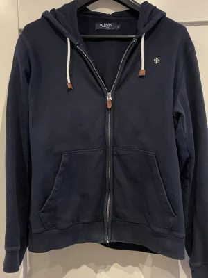 Morris zip hoodie - Säljer min gamla Morris hoodie som inte kommer tilll användning längre som är jätte fint skick🙂