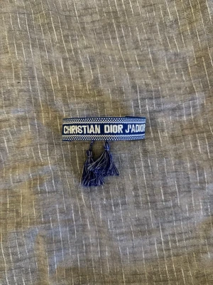 Armband  - Säljer ett blå färgad armband hör av dig om du vill köpa fler armband och resella✌🏼.