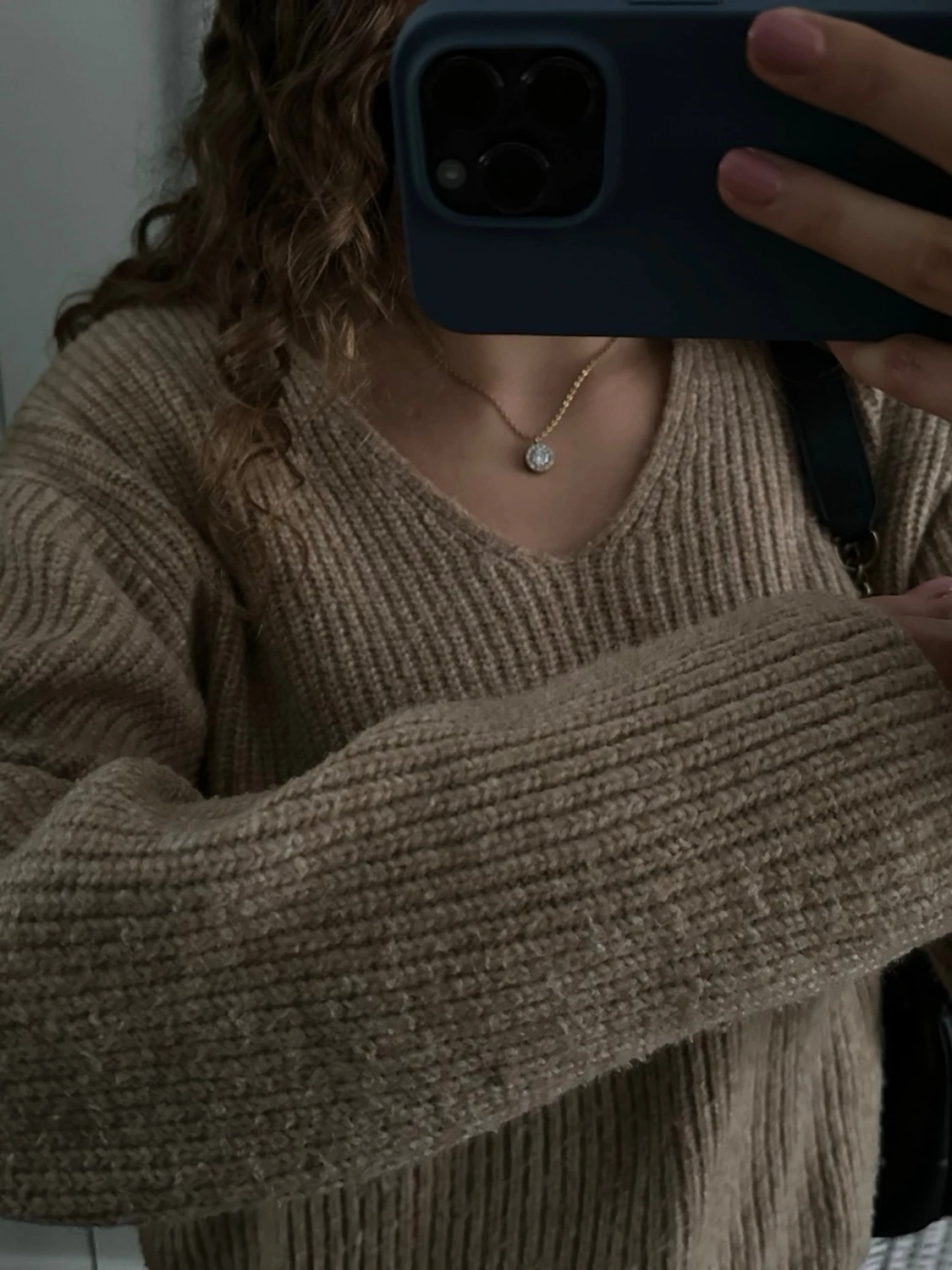 Beige stickad tröja med v-ringning - 2