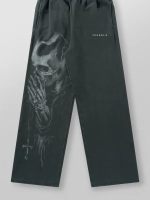 YoungLA Divine Sweats - Mörkgröna mjukisbyxor från YoungLA med bred passform och elastisk midja med snörning. Ena benet har en stor, detaljerad dödskalle- och skelettprint med korsdetalj. Byxorna är gjorda i mjuk bomull och har fickor på sidorna samt YoungLA-logga tryckt på höften. Modellen heter Divine Sweats. Enbart använt 1-2 gånger hemma, väldigt fint skick. 