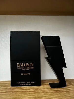 CH Bad Boy le Parfum - Carolina Herrera Bad Boy Le Parfum, 5ml sample. Det är en maskulin doft med fräscha och sensuella inslag som passar perfekt för vardag, kväll och fest. Stilren och modern herrparfym med bra projection och karaktär. [3ml för 45kr, 5ml för 70kr och 10ml för 120kr] KOLLA PROFILEN FÖR MER. Vänligen hör av er vid frågor 😊