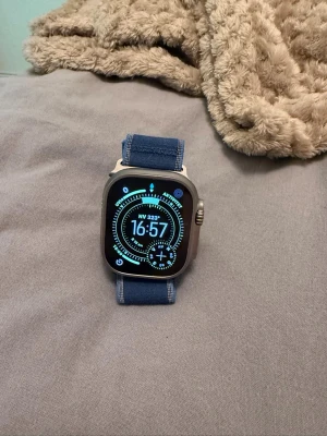 Apple Watch Ultra 3 - En väldigt snygg Apple Watch Ultra 3 Orignal låda och kvitto ingår . Man kan simma/ta puls mm nästan allt med den