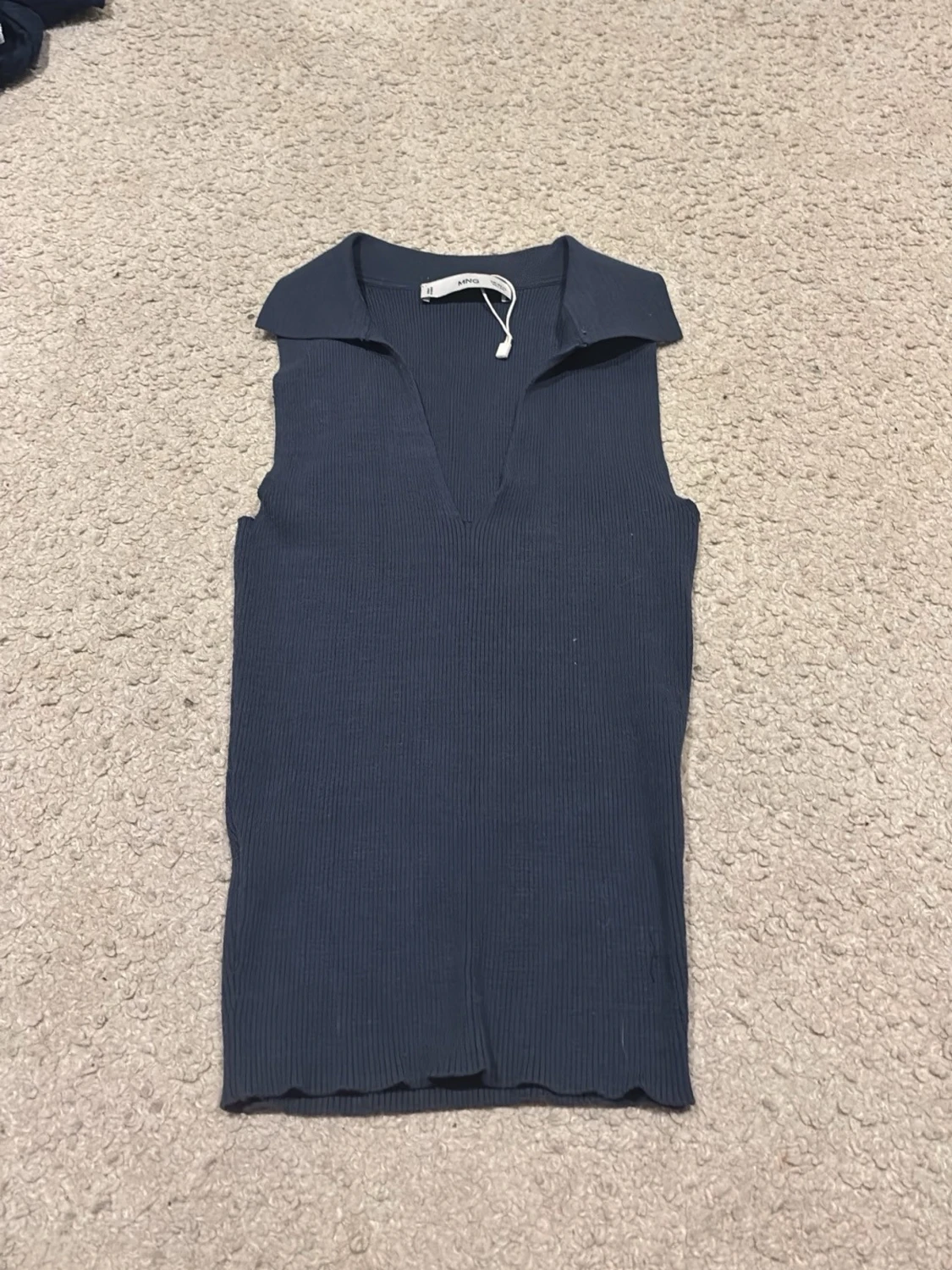 Mörkblå ribbad ärmlös polotopp