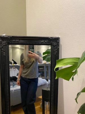 Grå basic t-shirt i bomull - Enkel grå t-shirt med korta ärmar och rund hals. Tillverkad i mjuk bomull och har en avslappnad passform som funkar till allt. Perfekt att styla med jeans eller shorts för en clean look.