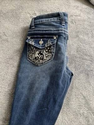 Blå jeans från SKY - Säljer ett par blå jeans med döskallar på fickan, midwaist, knappast använda, bootcut