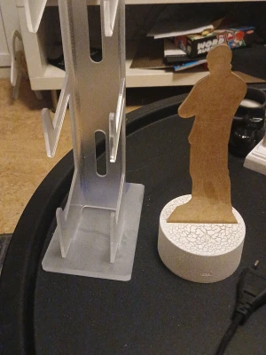 Gamingsetupp tillbehör  - En fortnite gubbe som lyser man ska ha en liten sladd o koppla in så lyser den blå knappt använd. Samma sak med den man kan hänga kontroller o hörlurar. Fortnite gubben är köpt för 250. 