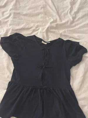 Marinblå blus - Marinblå blus från Ginatricot. Fin blus. Säljer då den är för liten för mig. Aldrig använd 