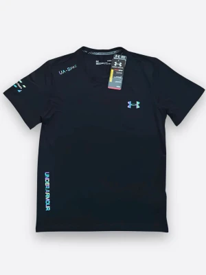 Svart träningst-shirt Under Armour. Finns i alla storlekar! - Snygg svart t-shirt från Under Armour med korta ärmar och coola loggor i regnbågsfärg på bröstet och sidan. Perfekt för träning med lätt och snabbtorkande material. Modern och sportig look som passar till gymmet eller löprundan.