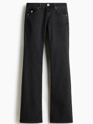 Svarta bootcut jeans från H&M Divided - ANDVÄNT CA 5 GÅNGER.                             Säljer ett par lågmidjade svarta bootcut jeans från H&M Divided i storlek 34 (XS). Klassisk femficksmodell med knapp och dragkedja framtill. Köpte för 250kr så säljes för 165KR❣️