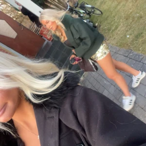 SVART MEOTINE KAPPA - säljer min meotine kappa i storlek s/m, de e inget fel på den utan vill bara byta till en mörkgrön eller köpa ene helt ny. SKRIV OM NI VILL BYTA O HAR S/M I GRÖN!