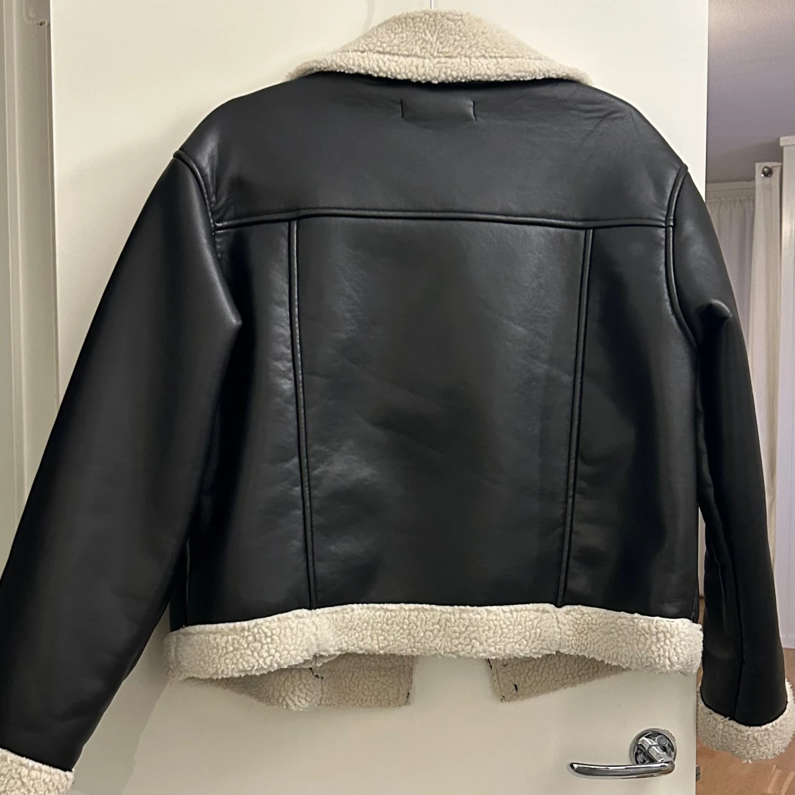 Svart teddyjacka från Gina Tricot - 3