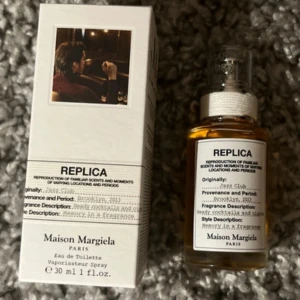 Maison Margiela Replica Jazz Club - Maison Margiela Replica Jazz Club Eau de Toilette, 30 ml. Endast öppnad aldrig sprayad! Nypris runt 900kr mitt pris 600kr Kontakta mig om du har frågor😇