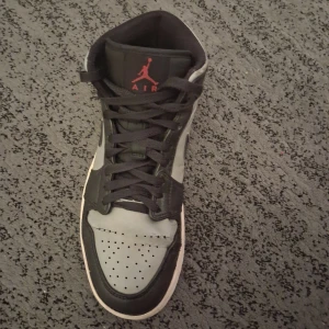 Nike Air Jordan 1 High svart/grå - Säljer ett par Nike Air Jordan 1 mid shadow.                                 Style Code: 554724-096 Condition: Gently used – no major flaws (see photos) Size: US 8 / UK 7 / EUR 41 100% Authentic – Original Tag Inside