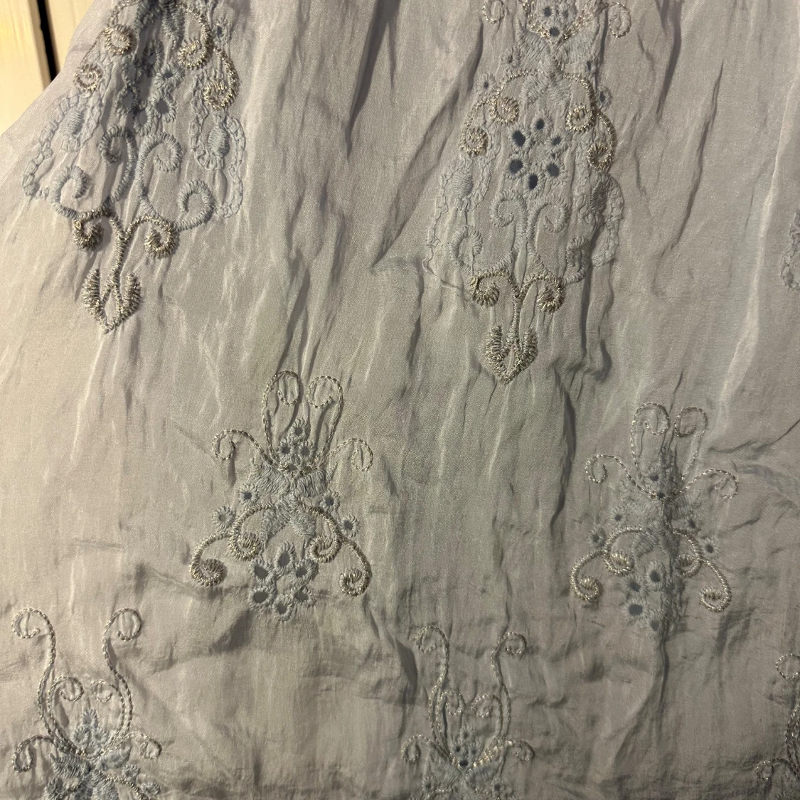 Ljusblå broderad blus med vida ärmar strl: M - 1