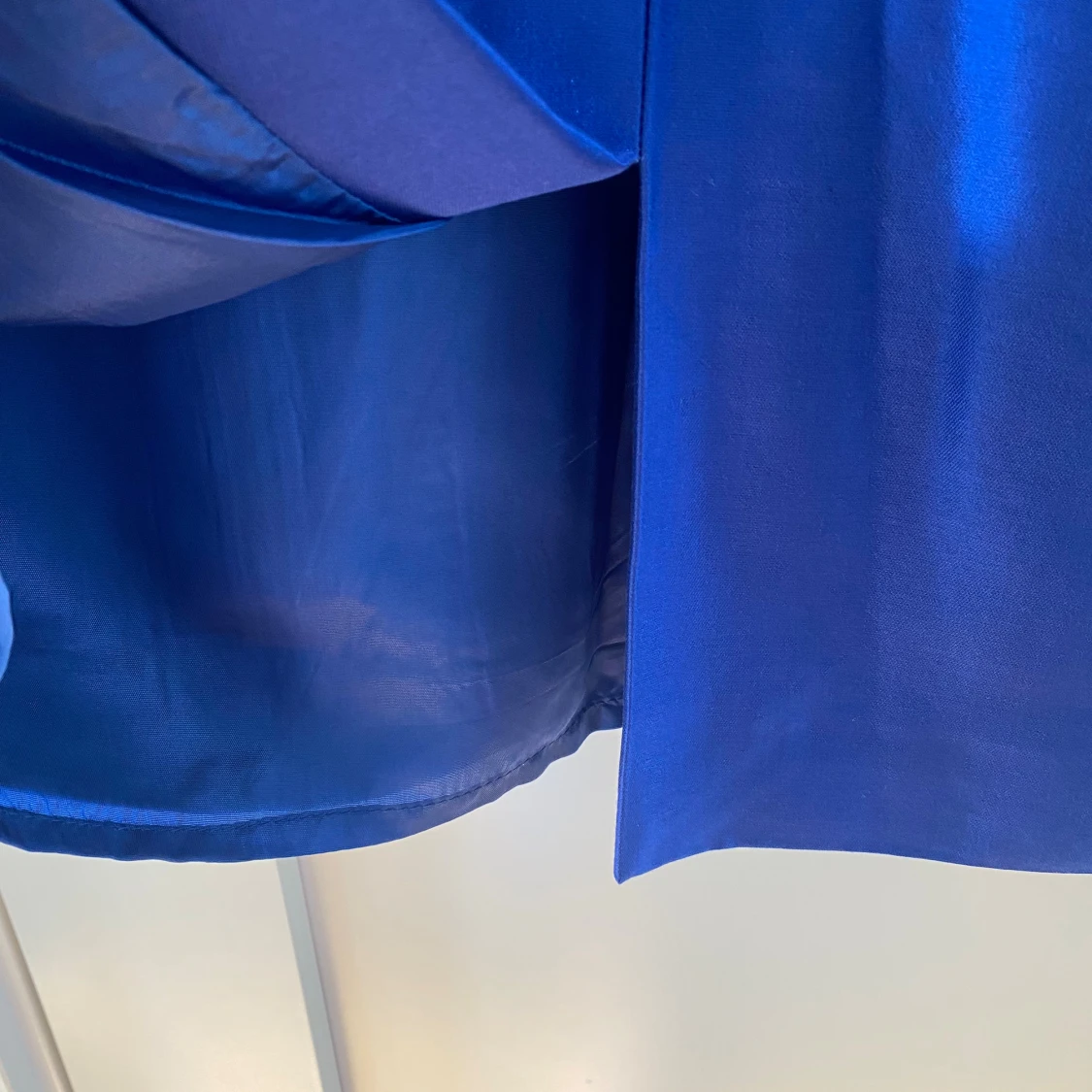 Kornblå ärmlös klänning från Hobbs - 4