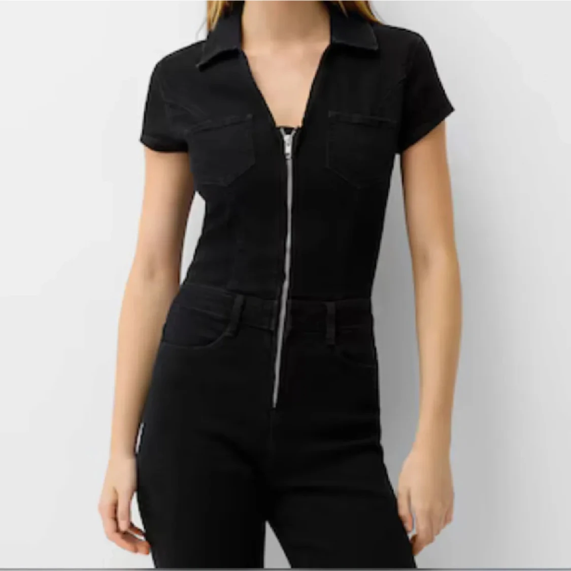 Svart jumpsuit med dragkedja