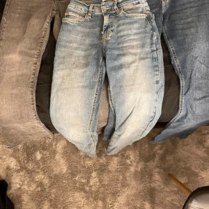 3 par bootcut perfect jeans  - Alla är i storlek 32, jag säljer dom 3 par tillsammans 