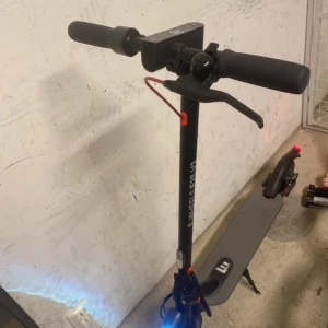 E-Wheels E2S V2 - E-Wheels E2S V2 elscooter i gott skick. Utrustad med display, LED-belysning och robusta handtag. Laddas via eluttag och har en stadig plattform. Mindre bruksspår men inga synliga större skador. Perfekt för smidig och miljövänlig pendling. Bra batteri 🔋 