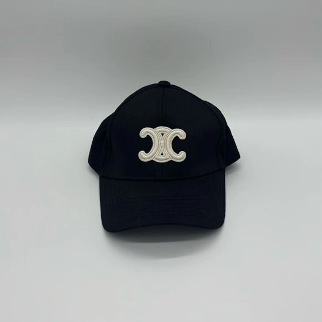 Svart Celine keps med broderad logga - 2