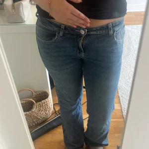 Blå bootcut jeans  - Säljer ett par klassiska blå jeans med bootcut-modell och låg midja. Jeansen har fem fickor, dragkedja och knapp framtill. Pris går att diskuteras, säljer då de inte kommer till användning💕