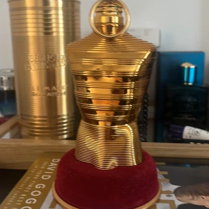 Jean Paul Gaultier le male elixir de parfum - 97% FYLLD. Stilren och lyxig parfym i ikonisk guldflaska. Volym: 125 ml. Tillverkad i Frankrike. Perfekt för dig som vill sticka ut med en exklusiv touch.