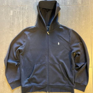 Ralph lauren zipper  - Snygg och extremt stilren Ralph Lauren zipper i nyskick. Storlek M. Tveka inte att höra av er vid frågor och funderingar och kolla gärna in mina andra annonser så kan vi säkert fixa ett bra paketpris🤩🤩🤩