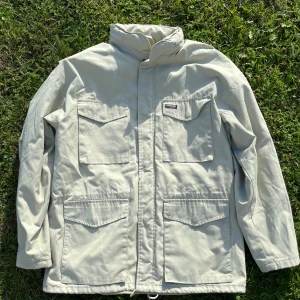 Fjällräven Field Jacka  - Field jacka från Fjällräven, gore-tex material vilket gör den helt vattentät. Man kan vika in luvan så man kan välja om man vill ha den eller inte! Riktigt bra skick knappt använd, strl M! Priset kan diskuteras.