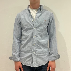 Ljusblå Ralph Lauren skjorta  - Blå Ralph lauren skjorta || Storlek S (Slim fit) || Skjortan är i bra skick || modellen på bilden är 170cm och väger 62kg || Tveka inte på att höra av dig vid frågor eller funderingar 