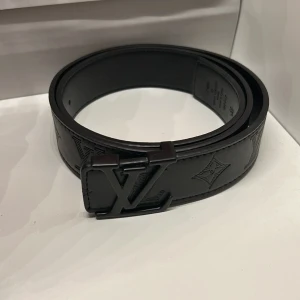 Bälte i 105 cm - Bältet är i 105cm i helt nytt skick. Skriv för någon annan info. 