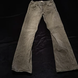 Grå bootcut jeans från Gina Tricot - Snygga grå jeans från Gina Tricot i storlek 152. Modellen har bootcut-ben. Jeansen är använda cirka 10 ggr och jag säljer dom nu pga dom har blivit för korta på mig.😊