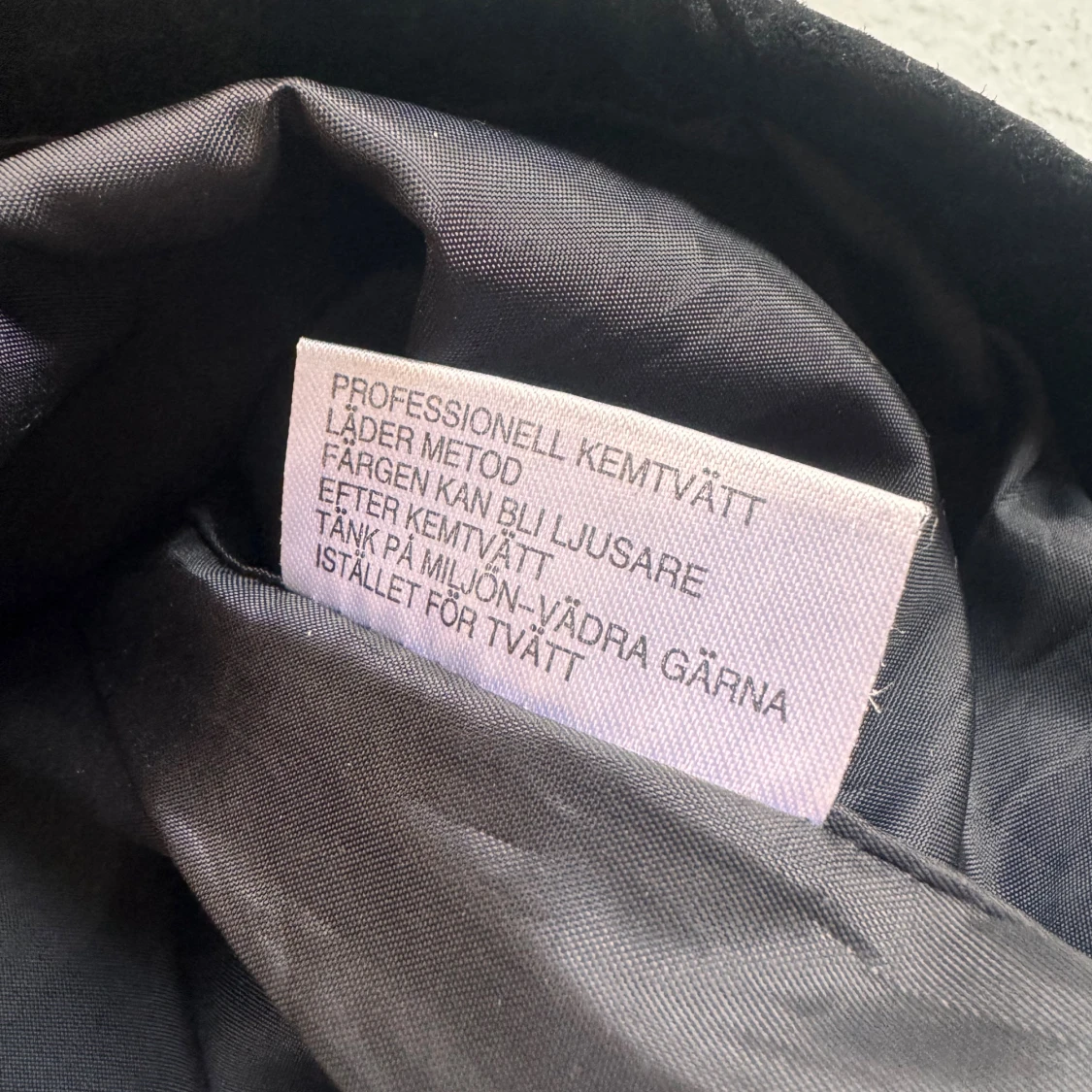 Svart mockakjol med dragkedjor från Att. - 2