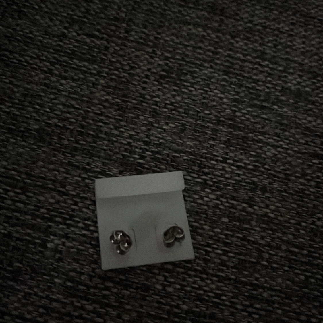 Silverfärgade örhängen med svart sten - 1