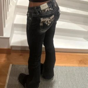 Miss me jeans low waist/bootcut - Snygga mörkblå jeans med låg midja och bootcut-ben.  Säljer då de inte kommer till användning, storlek W24, köptes för 2200kr men pris kan diskuteras 💞