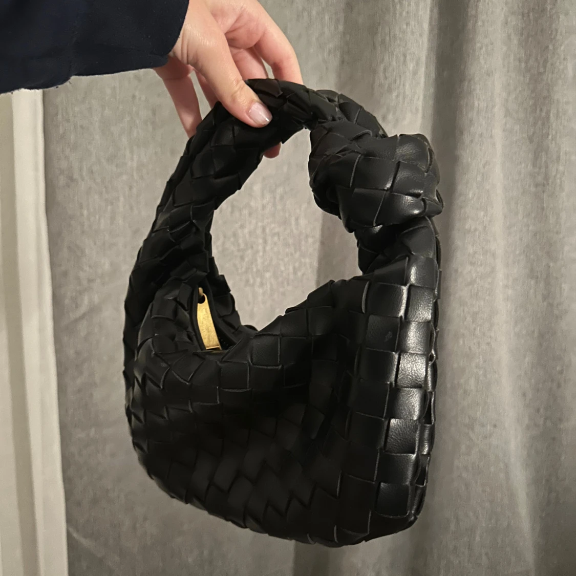 Flätad väska med knut - 1